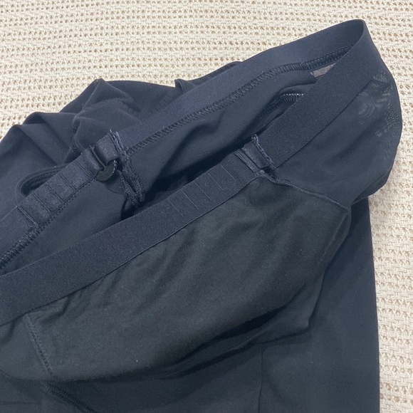 Lululemon Scoop Me Up Black Tank Women's Size 6 As New !! - Picture 11 of 13